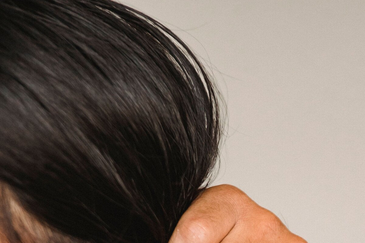 Chân tóc bết dầu ở da đầu nhờn