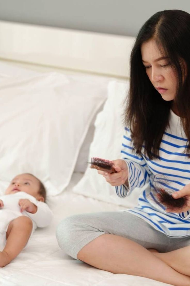 Mẹ sau sinh chăm sóc mái tóc đang rụng