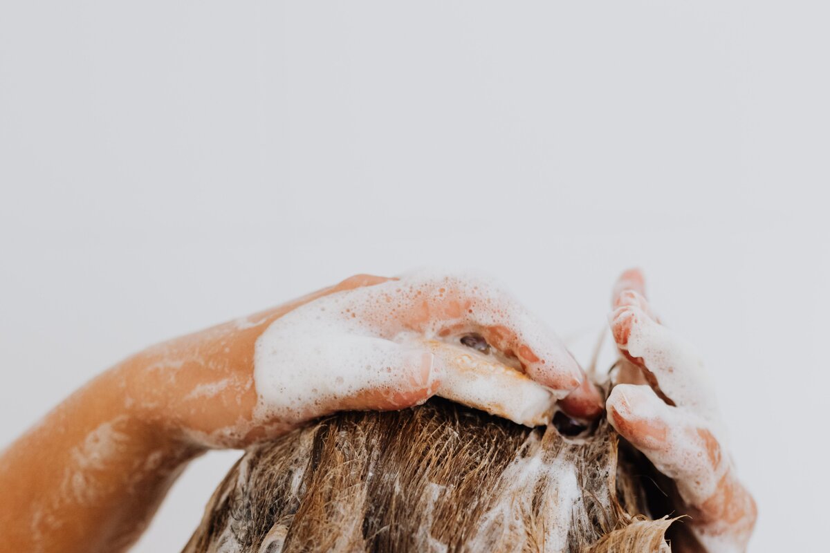 Massage da đầu khi gội đầu đúng cách