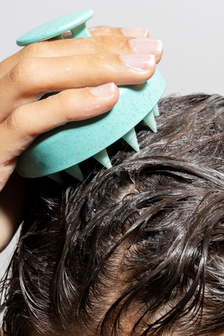 Massage chăm sóc da đầu khi gội