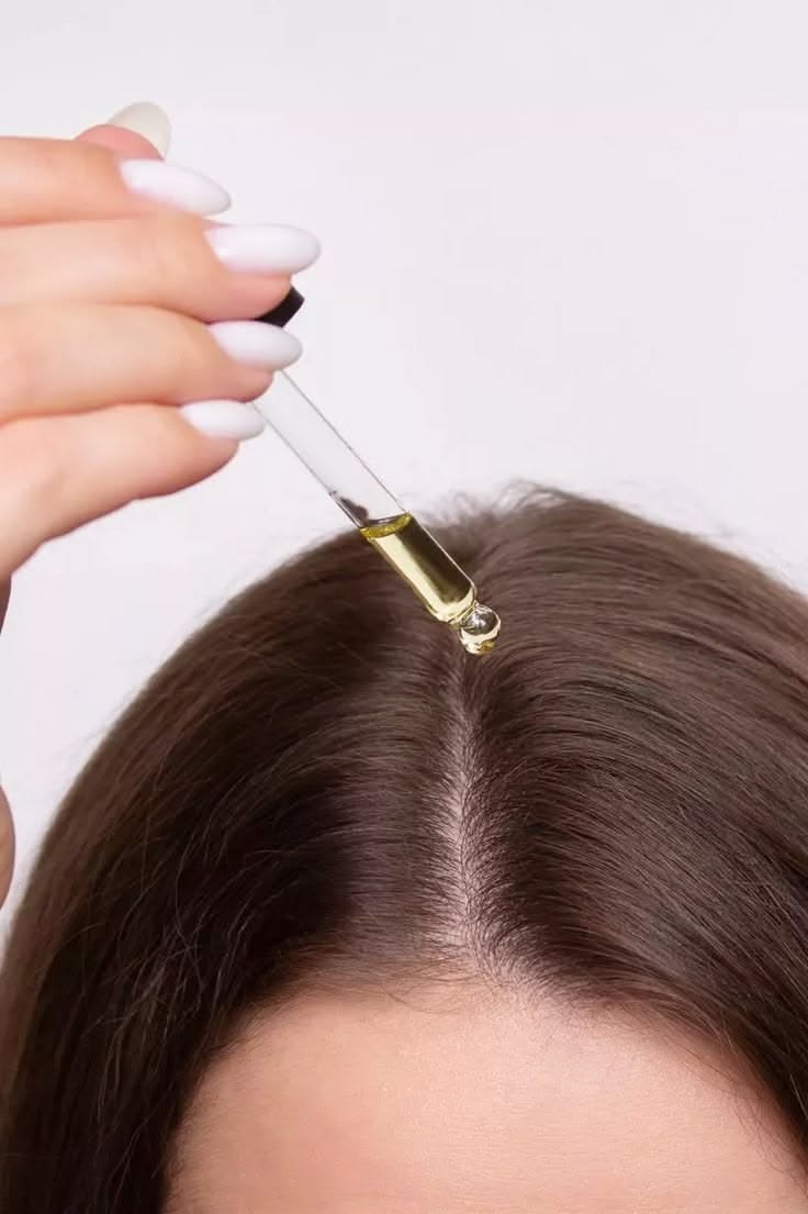 Nhỏ serum dưỡng nang tóc lên đường ngôi