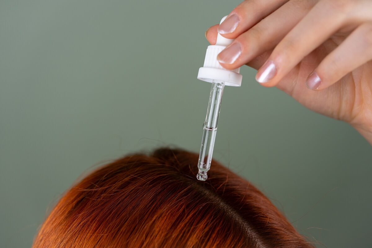 Nhỏ serum dưỡng lên da đầu